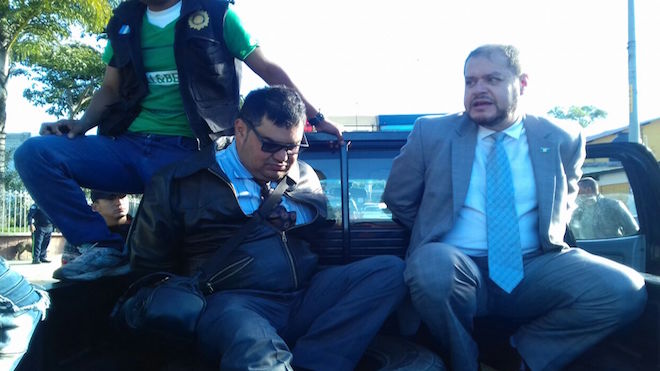 Los capturados son sindicados de extorsionar al alcalde de Palencia, a quien le exigían Q50 mil. (Foto Prensa Libre: Guatevisión)