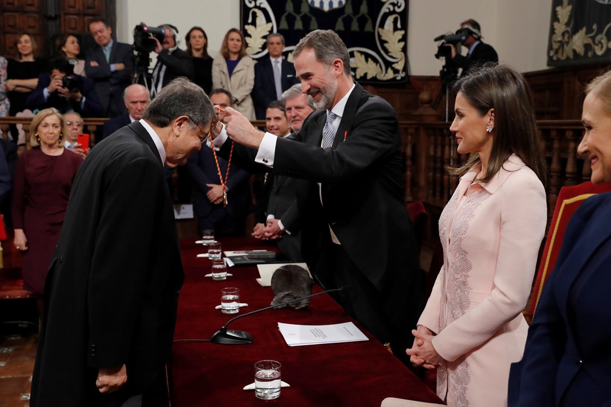 El rey Felipe, en presencia de la reina Letizia, impone la medalla del Premio Cervantes al escritor nicaragüense Sergio Ramírez. (Foto Prensa Libre: EFE)