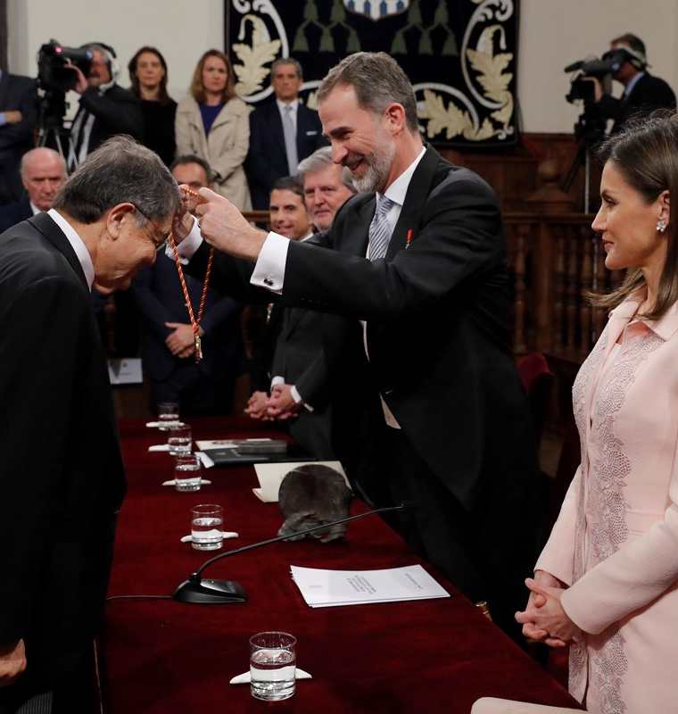 El rey Felipe, en presencia de la reina Letizia, impone la medalla del Premio Cervantes al escritor nicaragüense Sergio Ramírez. (Foto Prensa Libre: EFE)