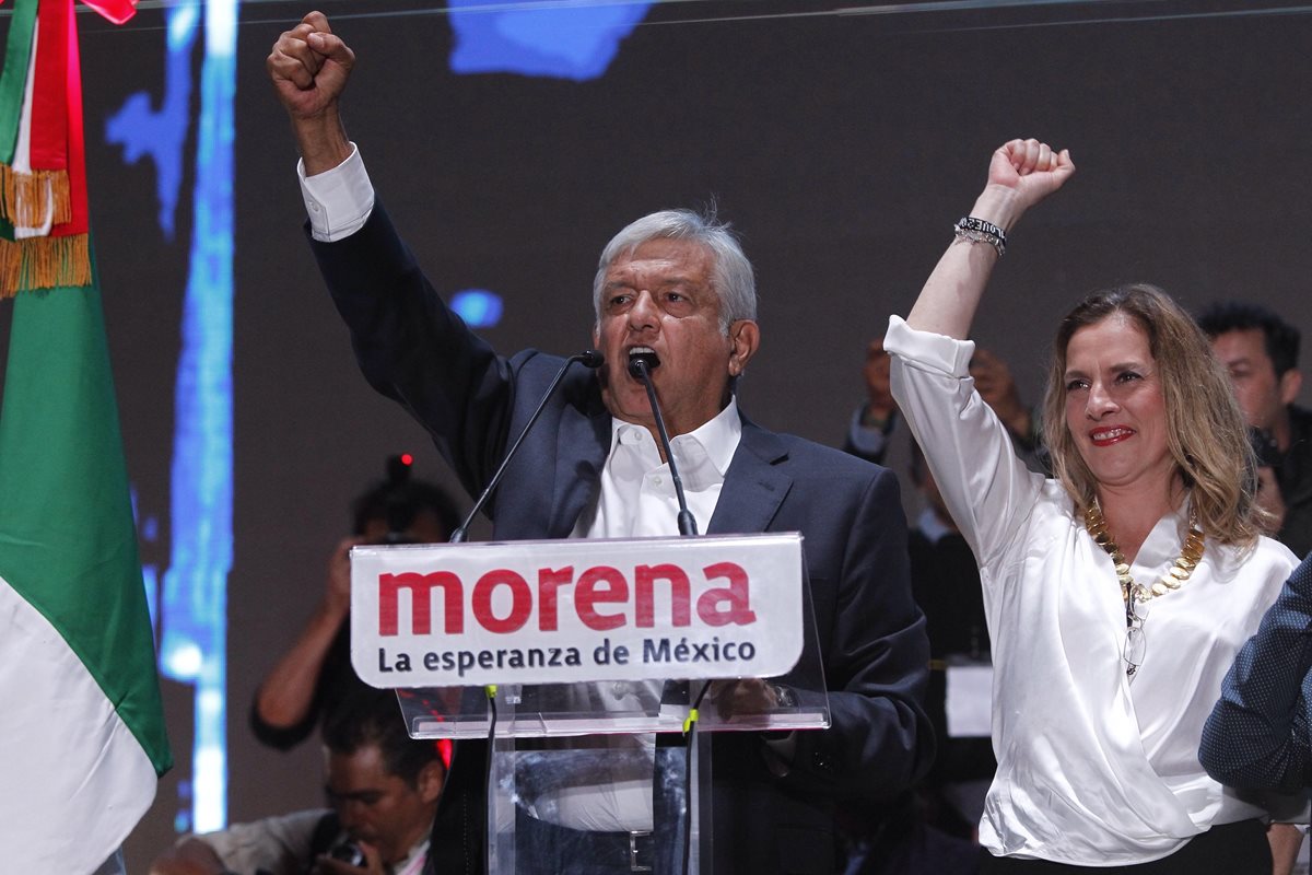 Andrés Manuel López Obrador y su esposa Beatriz Gutiérrez Müller saludan a cientos de simpatizantes en la Plaza de la Constitución de la Ciudad de México. (EFE).