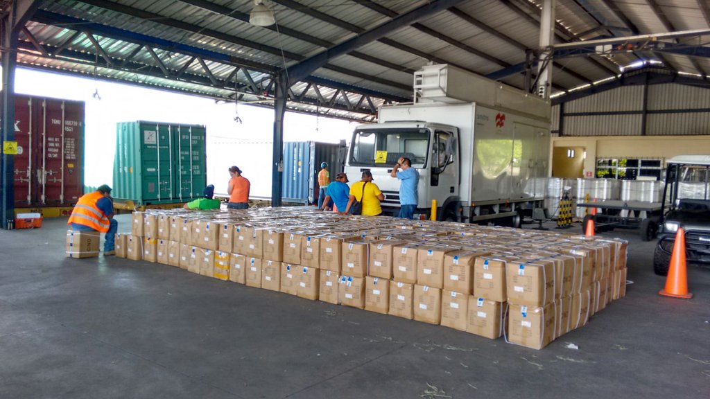 Las cajas decomisadas por peritos del Ministerio Público, en Puerto Quetzal, Escuintla, son contabilizadas. (Foto Prensa Libre: MP)