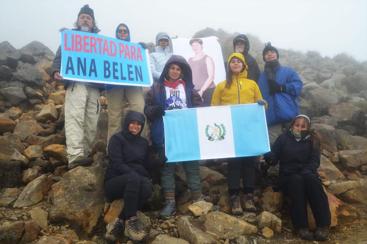 El colectivo ascendió el volcán Tajumulco, en San Marcos, para exigir a Estados Unidos la liberación de Ana Belén Montes, presa por espionaje. (Foto Prensa Libre: Whitmer Barrera)