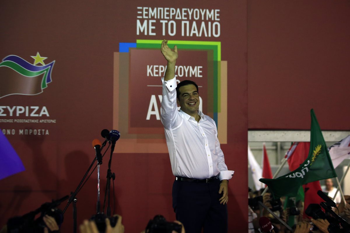 Alexis Tsipras, líder del partido izquierdista Syriza, saluda a los simpatizantes luego de conocer la victoria de su partido en las elecciones legislativas. (Foto Prensa Libre: AP).