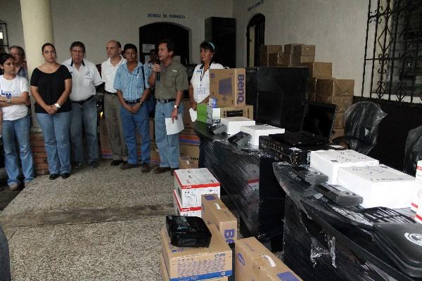 Coordinadores de distritos de puestos de Salud reciben equipo.