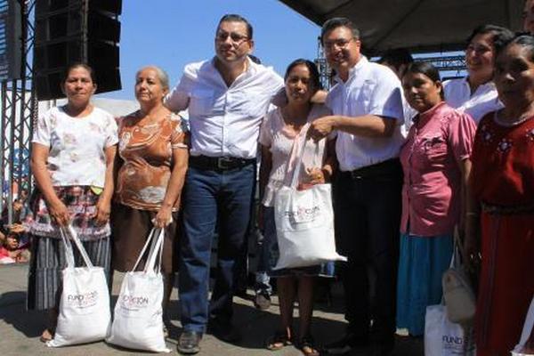 Cinco mujeres recibieron bolsas de alimentos de las manos del candidato presidencial del partido Líder