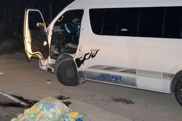 El cadáver de Alan Ariel Pineda quedó junto al microbús en San José Acatempa. (Foto Prensa Libre: Óscar González)