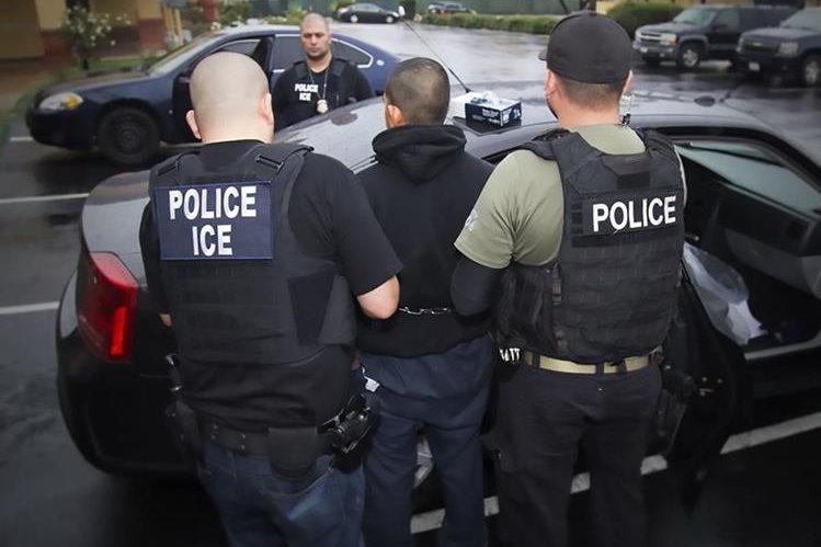 Agentes de ICE detienen a un hispano indocumentado. Muchos de los capturados no tienen antecedentes criminales. (Foto Prensa Libre: Hemeroteca PL)