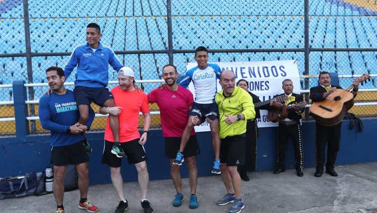 Mario Pacay y Williams Julajuj fueron agasajados en el Doroteo Guamuch Flores, por un grupo de amigos del atletismo. (Foto Prensa Libre: Francisco Sánchez).