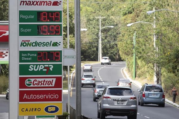 Diversas gasolineras abarataron el producto en los últimos días. (Foto Prensa Libre: Alvaro Interiano)
