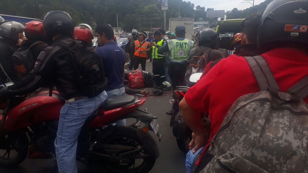 Motorista murió en accidente ocurrido en el kilómetro 14.5 de la ruta al Pacífico. (Foto Prensa Libre: Dalia Santos)