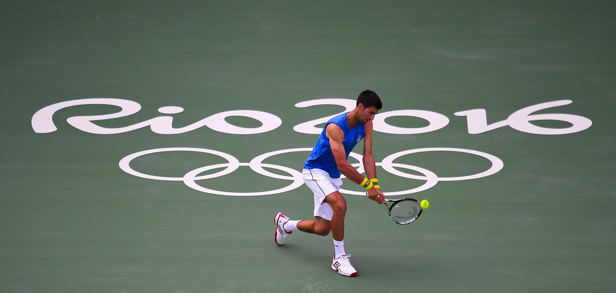 Djokovic es captado en un entrenamiento en la ciudad sede de los Juegos Olímpicos 2016. (Foto Prensa Libre: AFP).