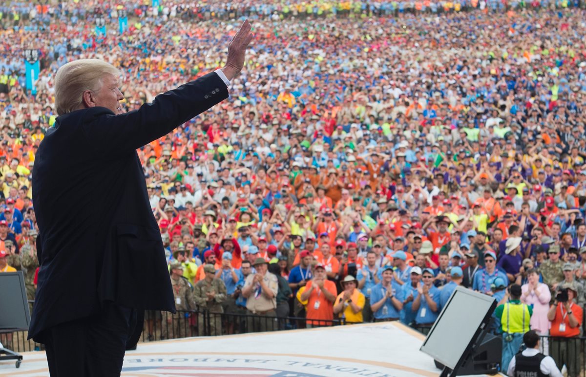 Trump saluda tras su discurso a los boy scouts en Glen Jean, West Virginia. (Foto Prensa Libre: AFP)