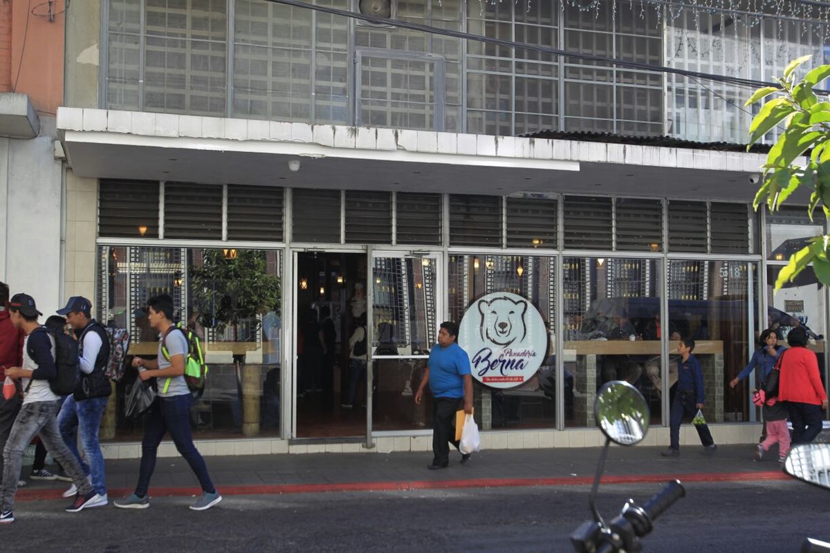 La empresa continúa dando servicio a los clientes. (Foto Prensa Libre: Carlos Ovalle)