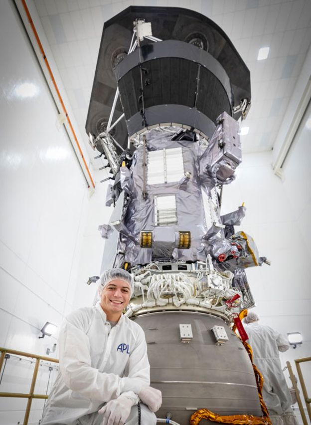 El ingeniero Juan Felipe Ruiz, quien creció en Bogotá, es jefe adjunto del equipo de ingeniería mecánica de la Sonda Solar Parker. (NASA/Johns Hopkins APL/Ed Whitman)