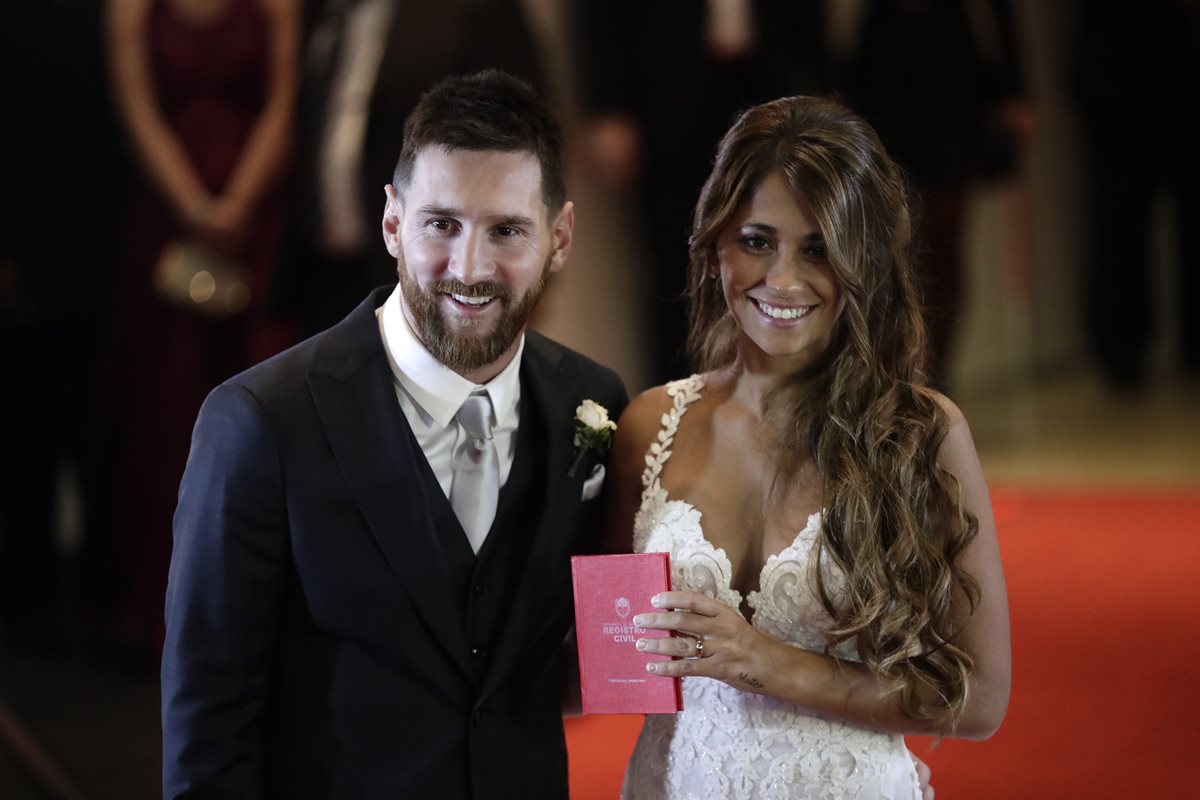 Lionel Messi se casó con Antonella Roccuzzo, el viernes en su natal Rosario. (Foto Prensa Libre: AP)