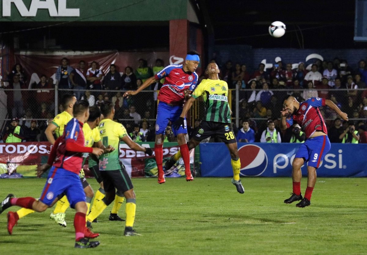 Xelajú MC cayó "en la trampa" de Guastatoya y recibió el gol del empate en un bien orquestado contragolpe. (Foto Prensa Libre: Carlos Ventura)