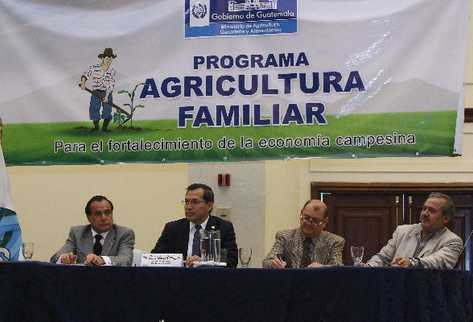 Elmer López -segundo de izquierda a derecha-,  ministro de Agricultura, presenta el Programa de Agricultura Familiar,  junto a otros funcionarios. (Foto Prensa Libre: Hemeroteca PL)
