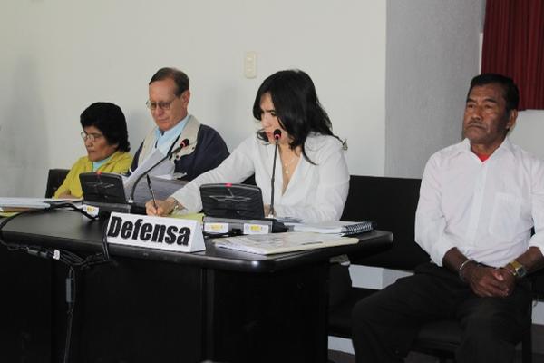 Los dos condenados, en los extremos, durante el juicio oral en su contra. (Foto Prensa Libre: Óscar González)<br _mce_bogus="1"/>