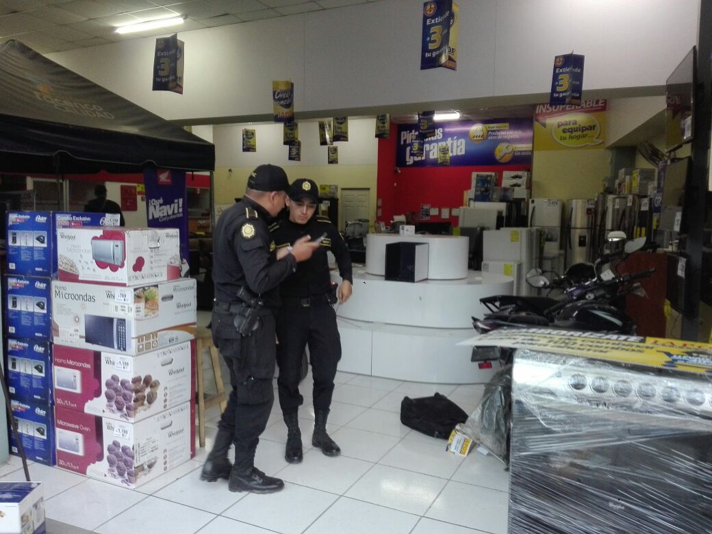 Agentes de la PNC esperan que las cámaras de seguridad tengan información valiosa para atrapar a los saqueadores.(Foto Prensa Libre: Hugo Oliva)