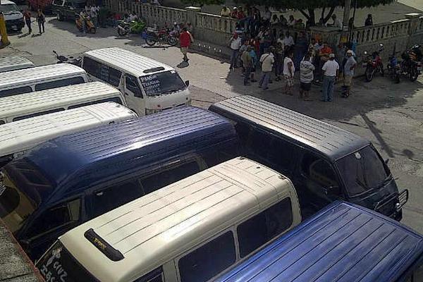 Un grupo de propietarios y pilotos de microbuses protesta frente a la comuna de Zacapa. (Foto Prensa Libre: Edwin Paxtor)<br _mce_bogus="1"/>
