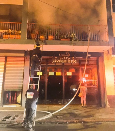 Bomberos Voluntarios trabajan para apagar el incendio que se registro en un edificio de apartamentos. (Foto Prensa Libre: CBV)