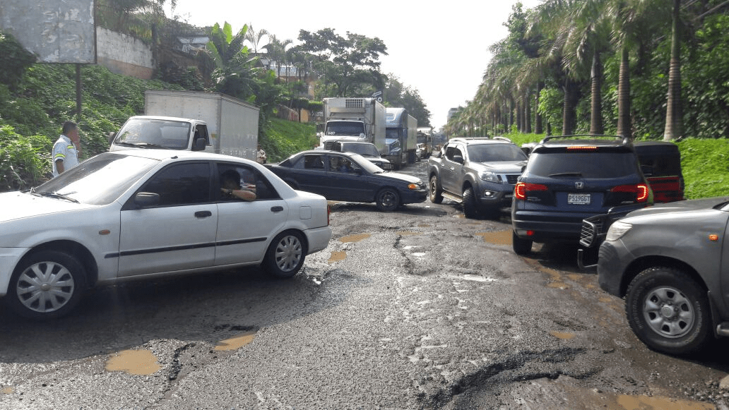 En la ruta al Pacífico se ha vuelto un caos intentar circular. (Foto Prensa Libre: Cristian Icó)