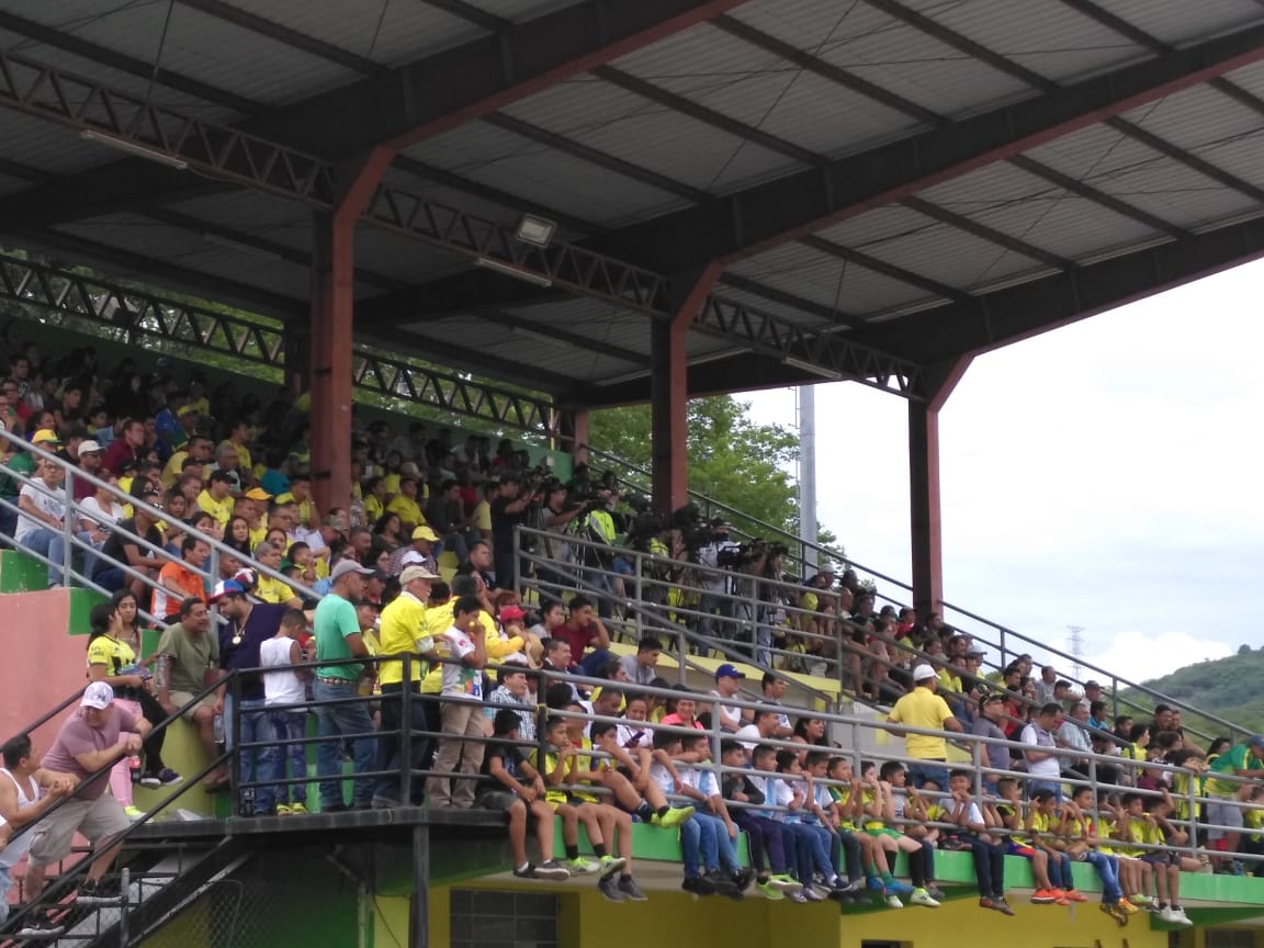 La afición del cuadro pechoamarillo observa el partido Guastatoya - Siquinalá desde la tribuna del estadio David Cordón Hichos. (Foto Prensa Libre: La Red)