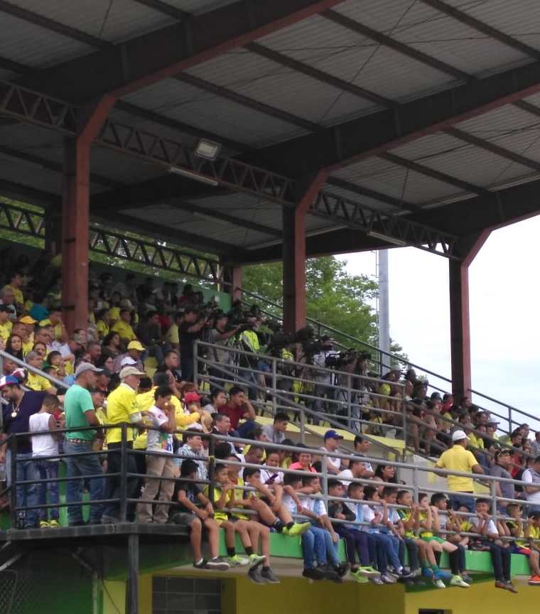 La afición del cuadro pechoamarillo observa el partido Guastatoya - Siquinalá desde la tribuna del estadio David Cordón Hichos. (Foto Prensa Libre: La Red)