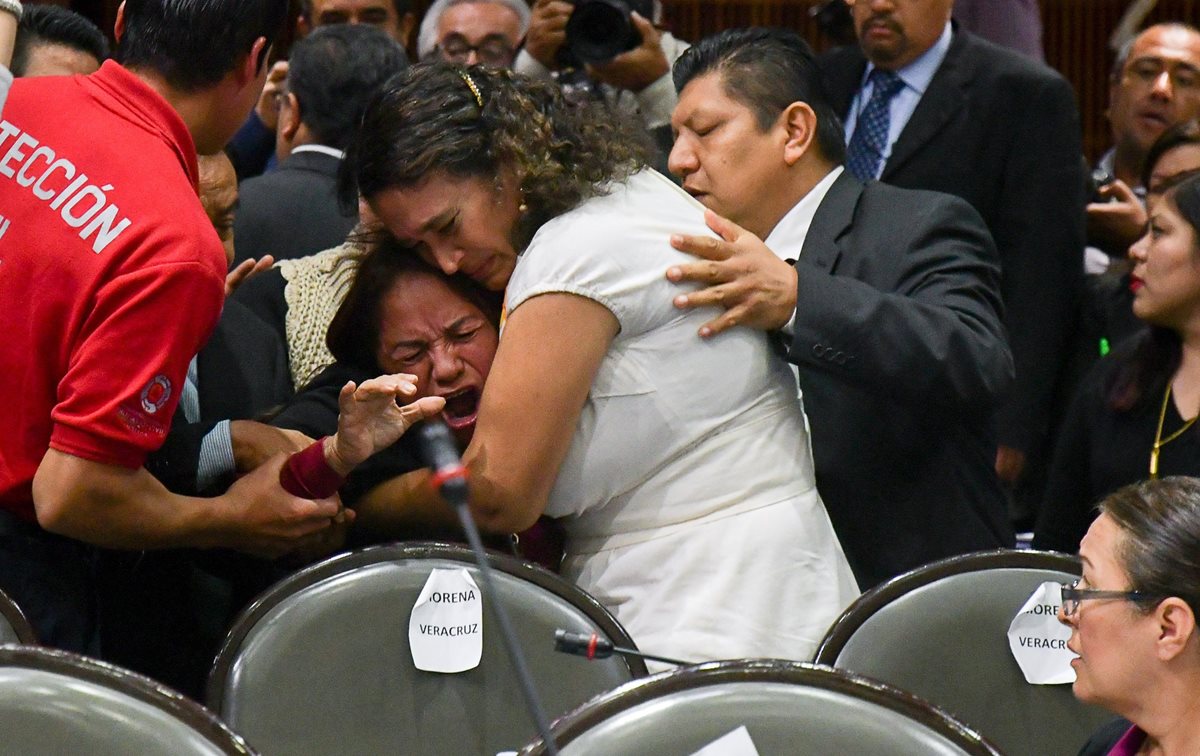 Legisladores reconfortan a la diputada Carmen Medel Palma, luego de que recibiera la noticia de que su hija había sido asesinada. (Foto Prensa Libre: EFE)