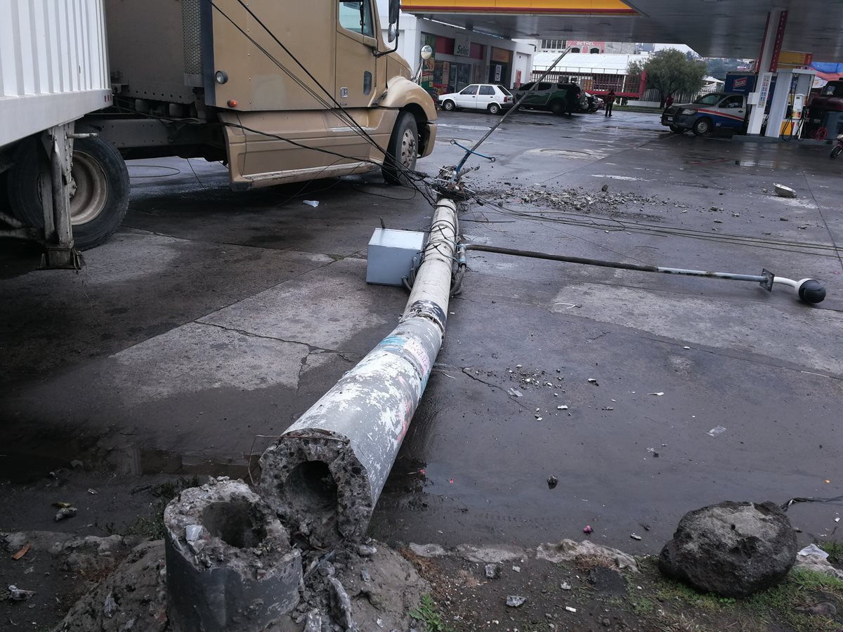 Accidente en la avenida La Independencia, zona 2 de Quetzaltenango, dejó daños materiales que incluyen un poste de alumbrado público. (Foto Prensa Libre: Fred Rivera)