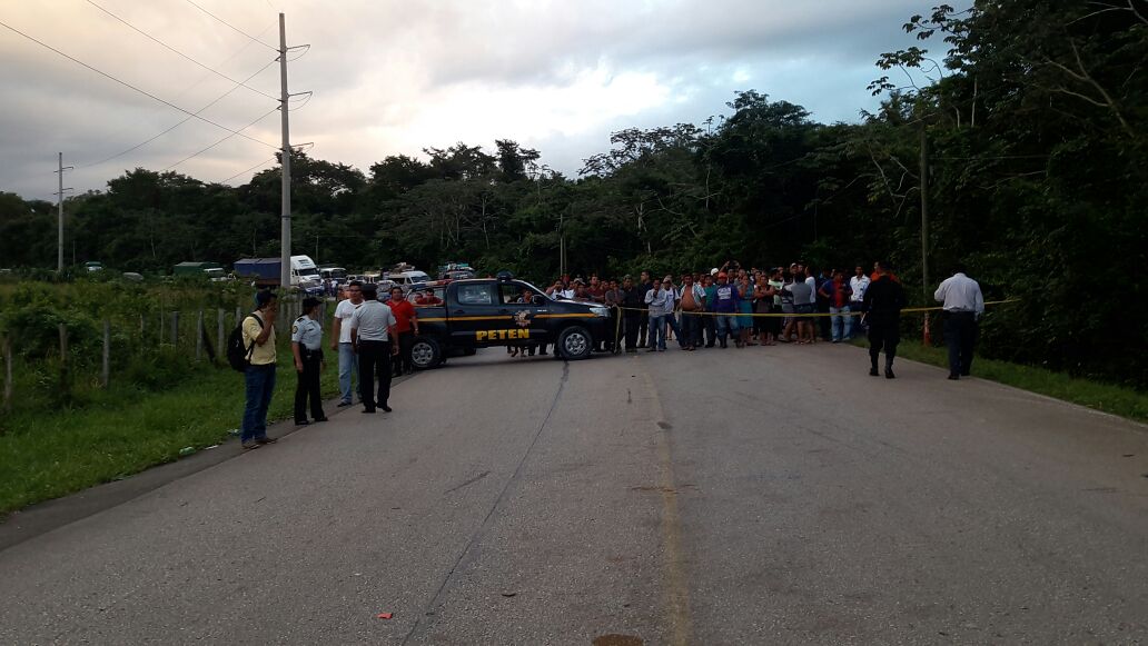 Dos motocicletas chocaron contra automóvil, tres personas murieron. (Foto Prensa Libre: Rigoberto Escobar)