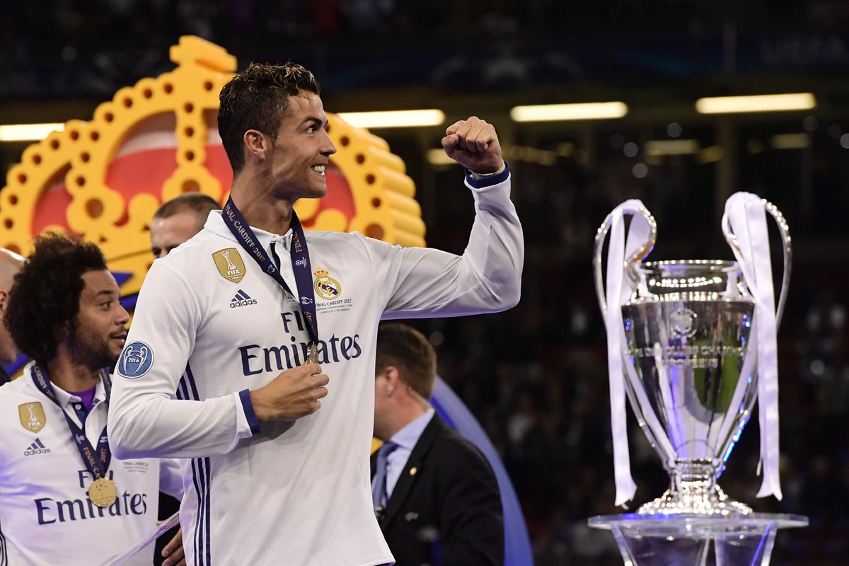 Cristiano Ronaldo porta con orgullo la medalla de campeón de la Champions. (Foto Prensa Libre: AFP)