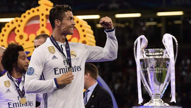 Cristiano Ronaldo porta con orgullo la medalla de campeón de la Champions. (Foto Prensa Libre: AFP)