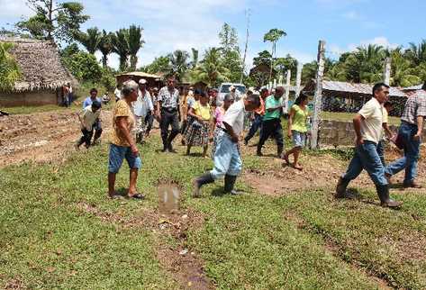 Vecinos de 17 poblados que  se oponen a la exploración petrolera  en un área protegida del río  Sarstum, Lívingston, se reúnen en una comunidad.