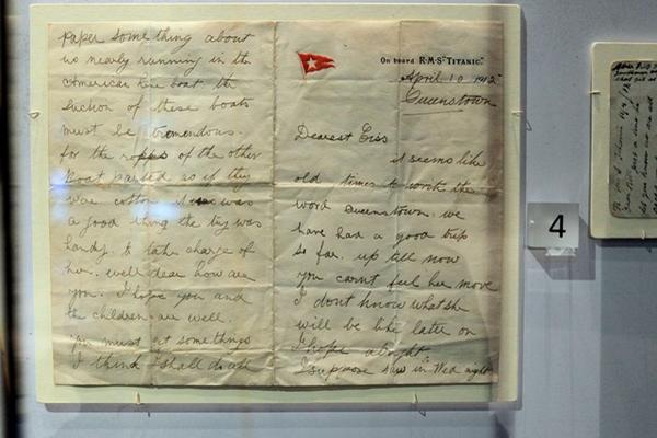 Una carta enviada desde Titanic en Queenstown, en la muestra en exhibición en el Museo del transporte de Ulster, en Belfast, Irlanda. (Foto Prensa Libre: AFP)