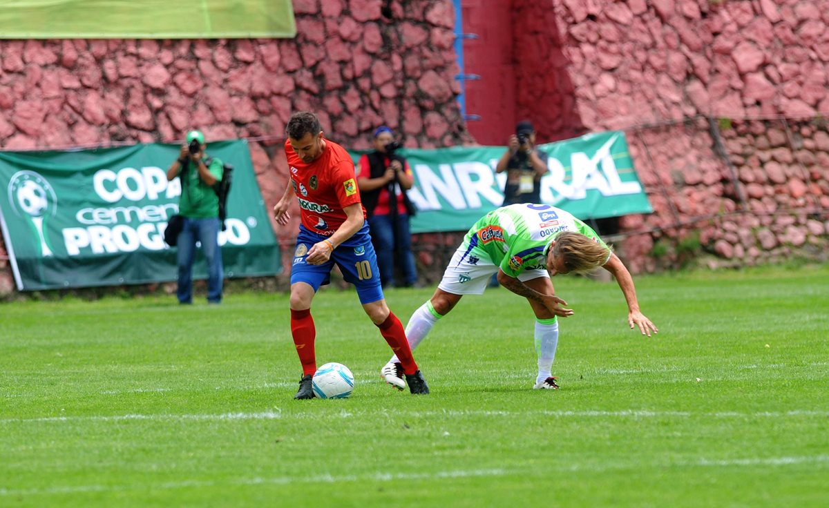 Alessandro Del Piero y Míchel Salgado luchan por el balón. (Foto Prensa Libre: Edwin Fajardo)