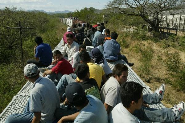 Miles de centroamericanos, entre ellos guatemaltecos, utilizan el ferrocarril en México, en su intento por llegar a la frontera con EE. UU.