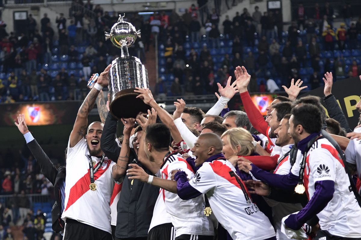 Los jugadores de River Plate levantan la Copa Libertadores. (Foto Prensa Libre: AFP)