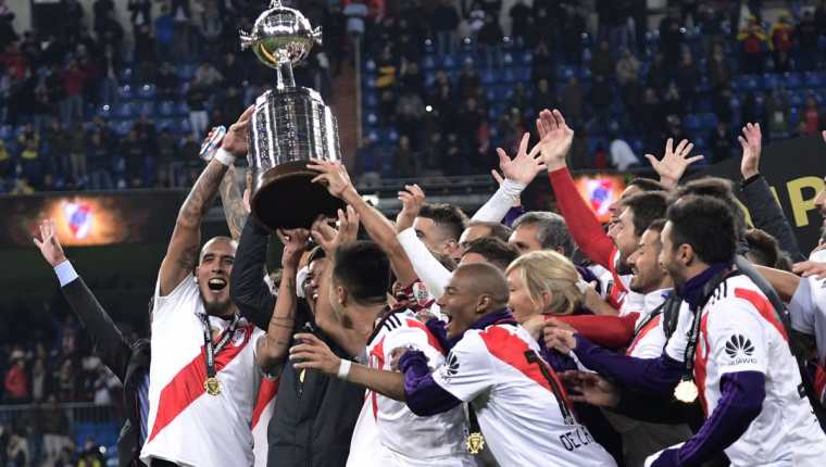 Los jugadores de River Plate levantan la Copa Libertadores. (Foto Prensa Libre: AFP)