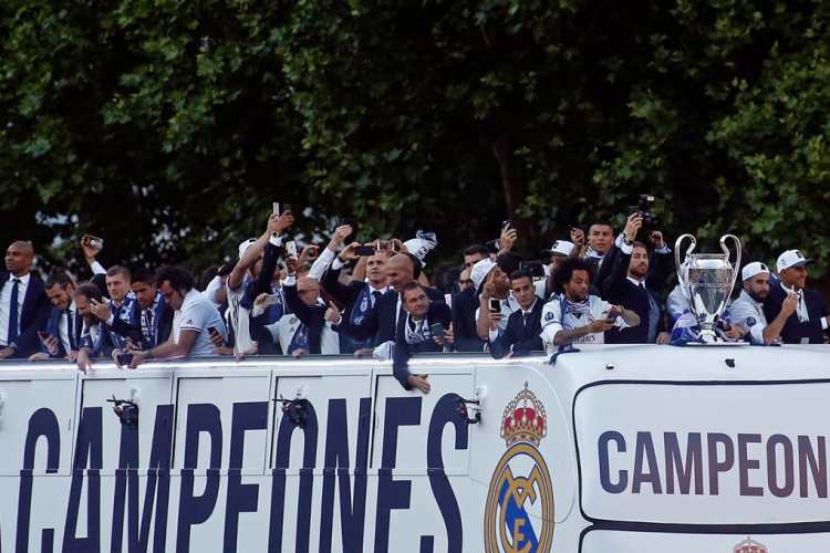 El Real Madrid celebró este domingo la duodécima Copa de Europa en una caravana hacia a la Plaza de Cibeles en la capital española. (Foto Prensa Libre: AFP).
