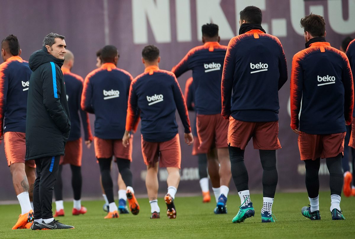 El entrenador del FC Barcelona, Ernesto Valverde (i) junto a sus jugadores durante el entrenamiento que realiza la plantilla. (Foto Prensa Libre: EFE)