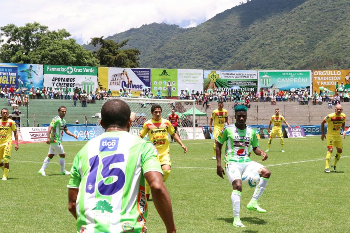 Acción durante el partido de este domingo entre Antigua GFC y Marquense. (Foto Prensa Libre: Renato Melgar)