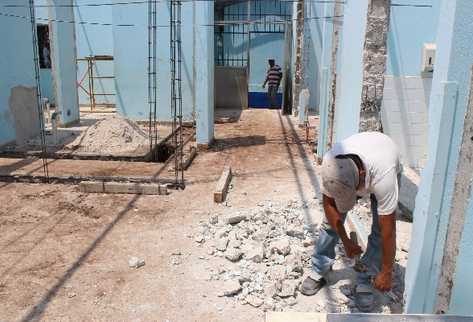 Albañiles trabajan en la construcción del Caimi,  en Chiquimulilla.