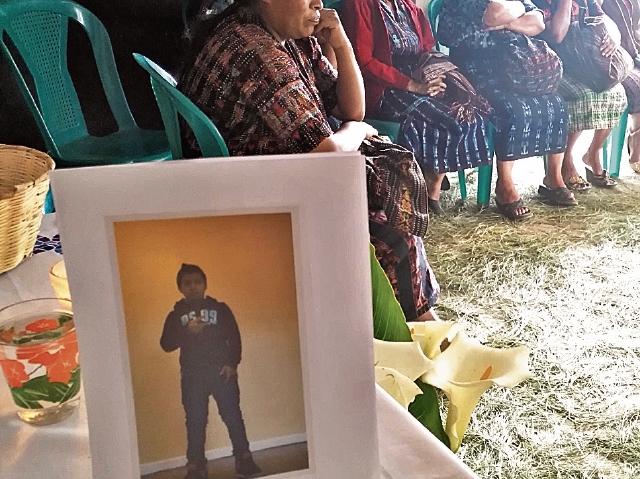 La foto de Edwin Vicente Ajcalón fue colocada en un altar, en la casa de su tío, donde esperan el cuerpo desde EE. UU.