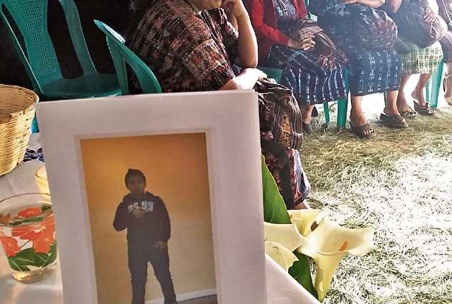 La foto de Edwin Vicente Ajcalón fue colocada en un altar, en la casa de su tío, donde esperan el cuerpo desde EE. UU.