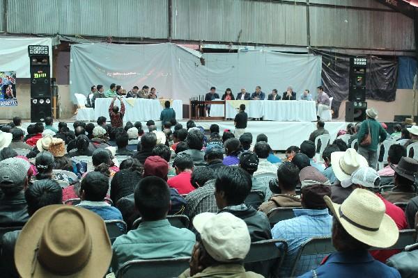 Reunión en salón de usos múltiples de Toto.