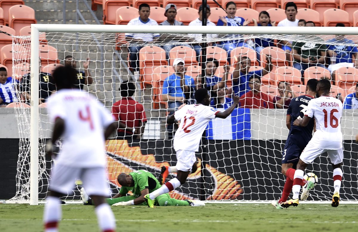 Alphonso Davies anota para la selección canadiense el 1-0.