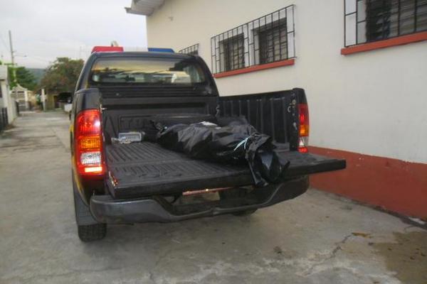 Cadaver del niño es retirado de la morgue de Chiquimula. (Foto Prensa Libre: Edwin Paxtor)<br _mce_bogus="1"/>