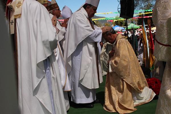 El Nuncio Apostólico Nicolás Thevin ordena  Obispo de la Diócesis de San Marcos a Enrique Trinidad. (Foto Prensa Libre: Aroldo Marroquín)