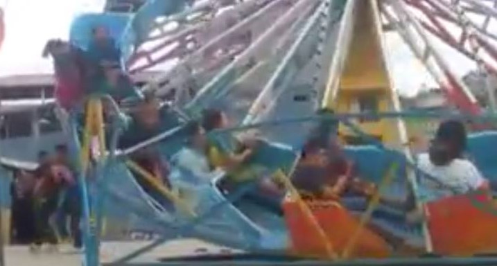 Hombre ayuda a adolescente accidentada en juego mecánico en Sumpango, Sacatepéquez. (Foto Prensa Libre: Facebook)